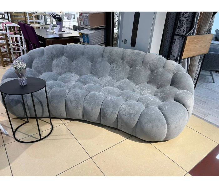 Низкий изогнутый диван с глубокой посадкой и объемным рельефным рисунком