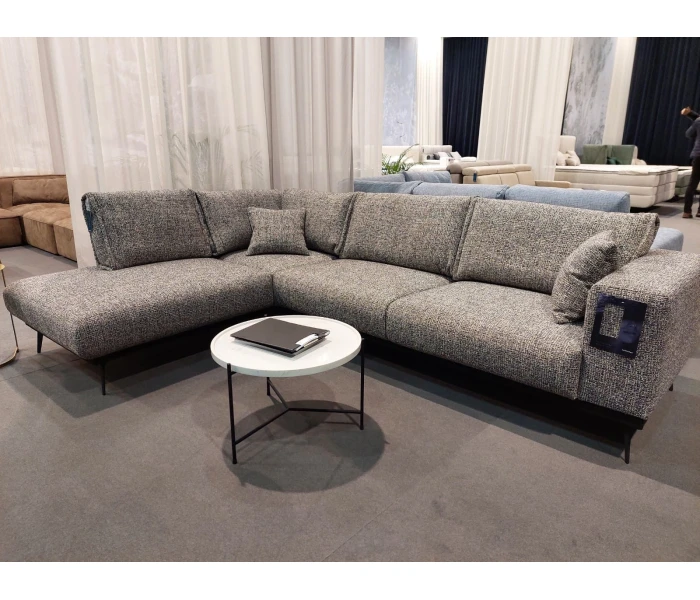 Двосекційний диван з фактурною оббивкою