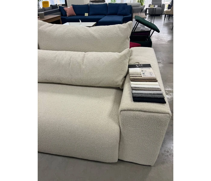 Прямий диван з широкими квадратними підлокітникам