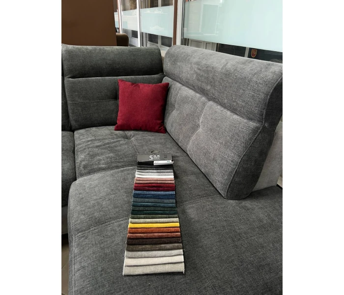 Великий Г-подібний диван з стьобаною спинкою та хромованими опорами