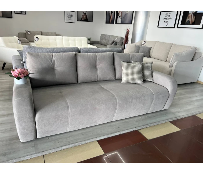 Функциональный трехместный диван с обтекаемыми формами и объемными подушками