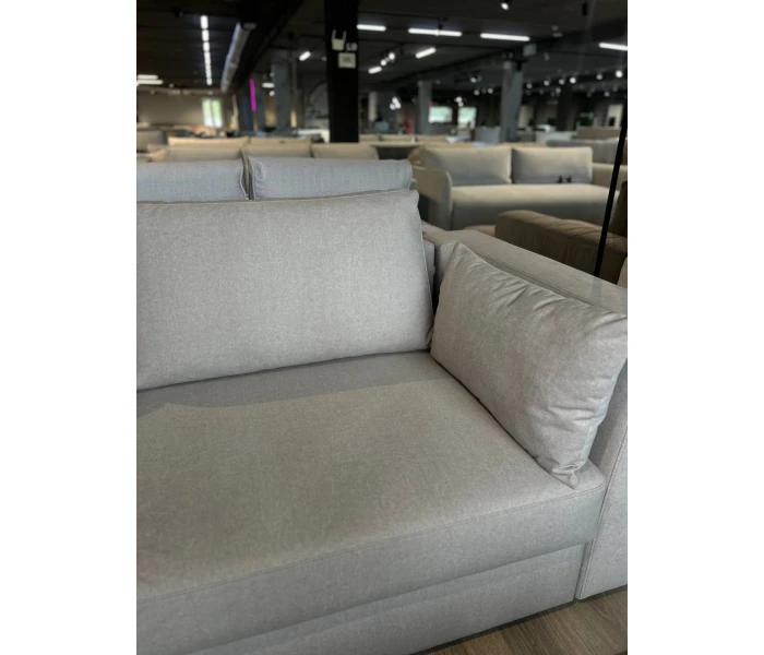 Лаконічний диван без ніжок з додатковими боковими подушками