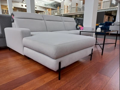 Угловой диван светло-серый с высокими тонкими ножками