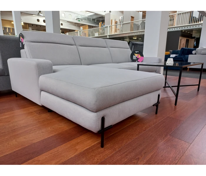 Угловой диван светло-серый с высокими тонкими ножками