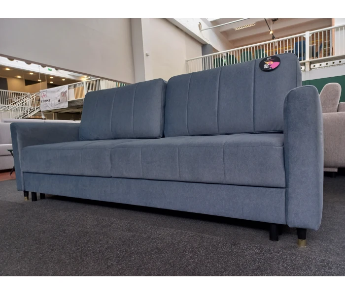 Прямой трехместный диван с вертикальной прошивкой