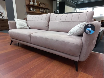 Изящный прямой диван в пудровом цвете с вертикальным дизайном спинки