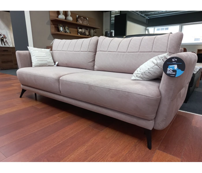 Изящный прямой диван в пудровом цвете с вертикальным дизайном спинки