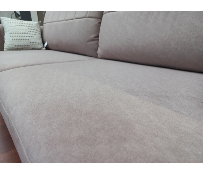 Изящный прямой диван в пудровом цвете с вертикальным дизайном спинки