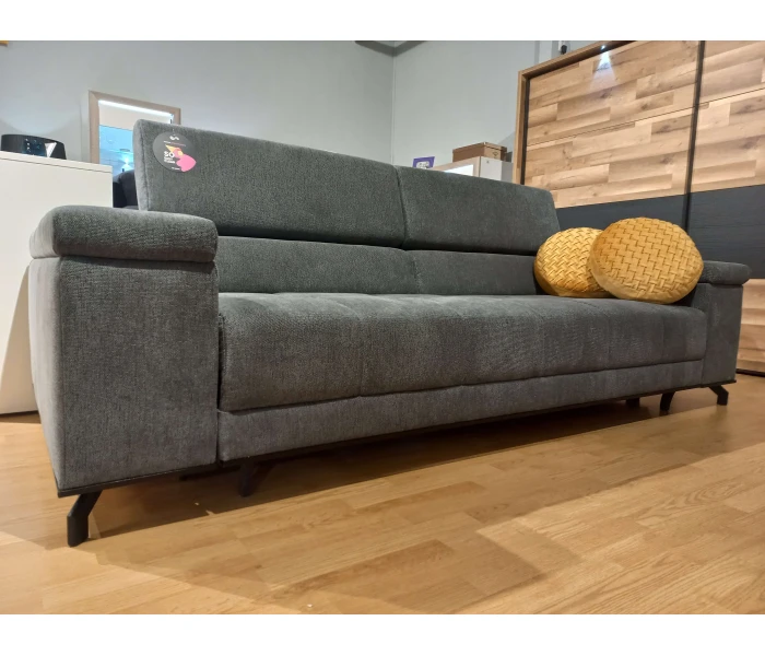 Прямий диван-трансформер з широкими підлокітниками