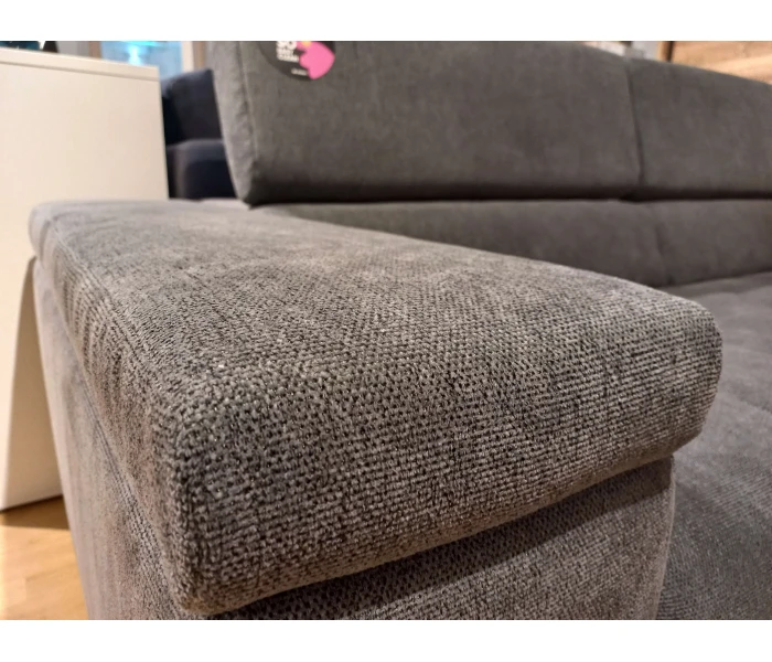 Прямий диван-трансформер з широкими підлокітниками