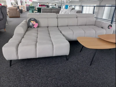 Современный угловой диван с глубокой квадратной стежкой