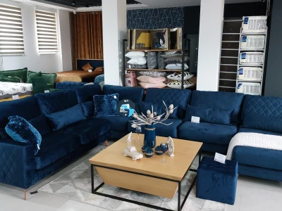 Диван-секция с низкими ножками и пуфом