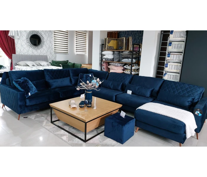 Диван-секція з низькими ніжками та пуфом