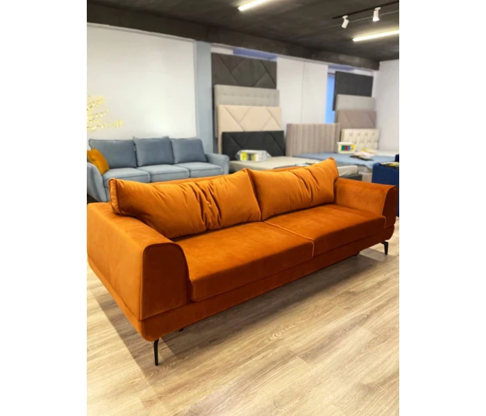 Прямий теракотовий диван на високих чорних ніжках з м’якими підлокітниками
