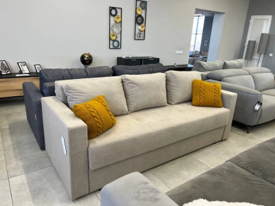 Компактный прямоугольный диван с широкими подлокотниками