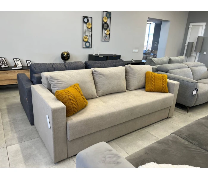 Компактный прямоугольный диван с широкими подлокотниками