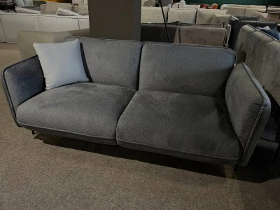 Двухместная серая софа, классический дизайн