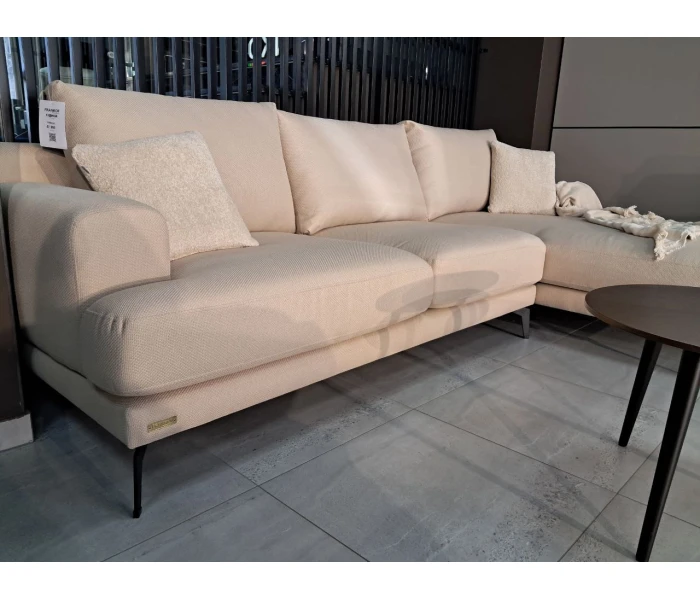 Елегантний диван з глибокою посадкою на високих ніжках