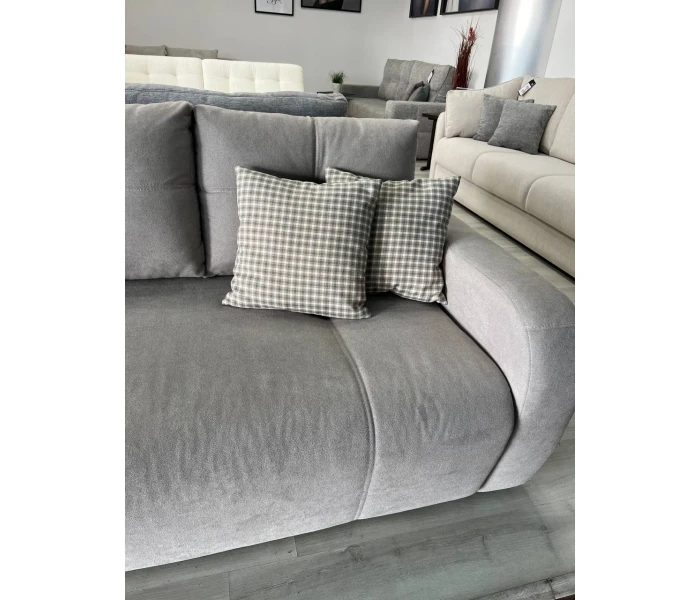 Функциональный трехместный диван с обтекаемыми формами и объемными подушками