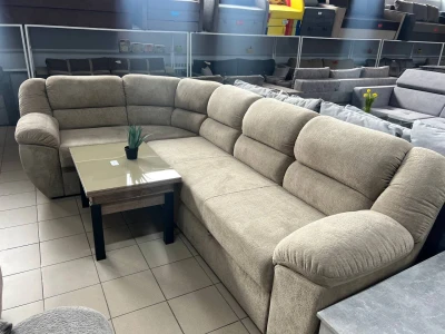 Светлый многоместный диван с фигурными подлокотниками