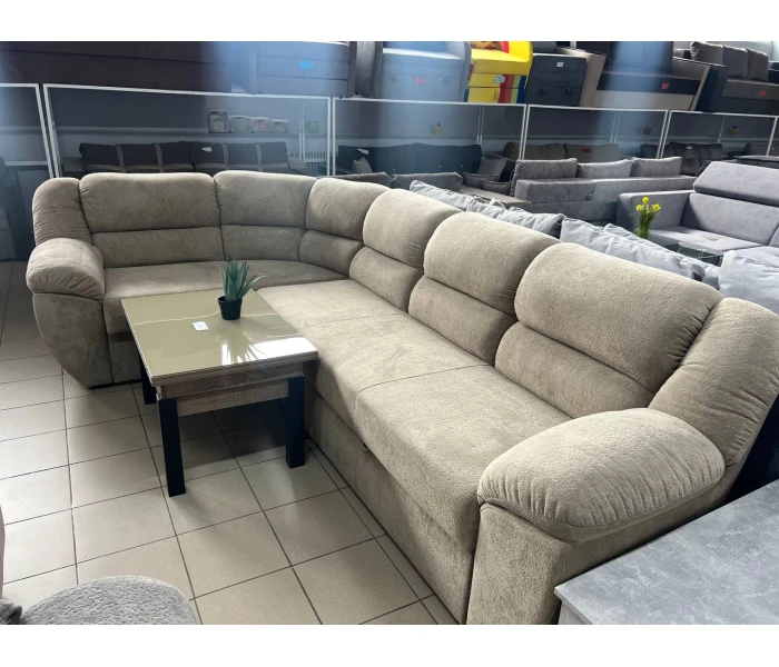 Светлый многоместный диван с фигурными подлокотниками