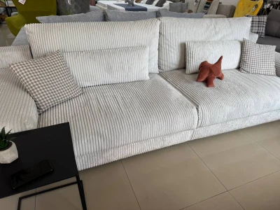 Прямий диван у велюрі з об'ємним вертикальним рубчиком