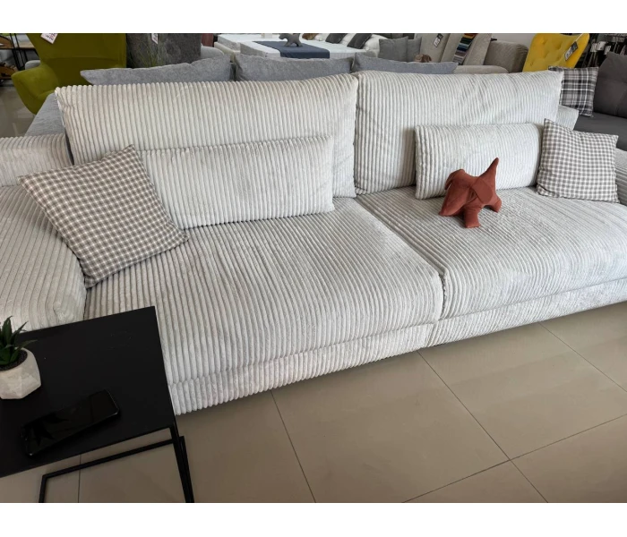 Прямий диван у велюрі з об'ємним вертикальним рубчиком