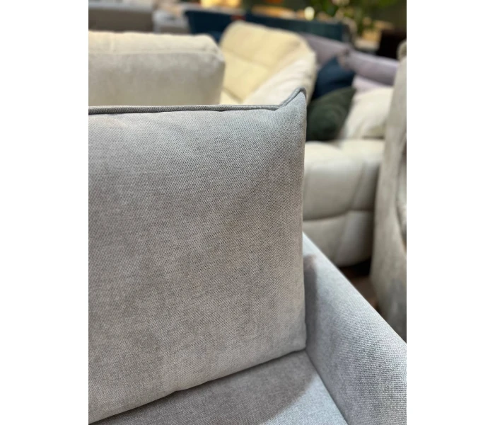 Розкладний диван з тонкими підлокітниками для невеликих кімнат