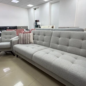 Прямий диван та крісло на високих ніжках з декоративною піковкою сидіння та спинки