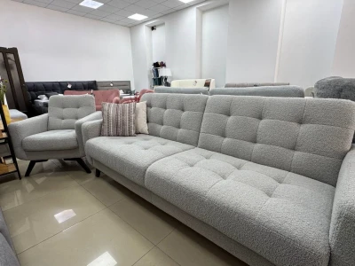 Прямий диван та крісло на високих ніжках з декоративною піковкою сидіння та спинки