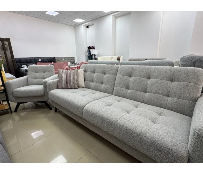 Прямий диван та крісло на високих ніжках з декоративною піковкою сидіння та спинки