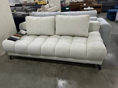 Прямой кремовый диван с высокими металлическими ножками