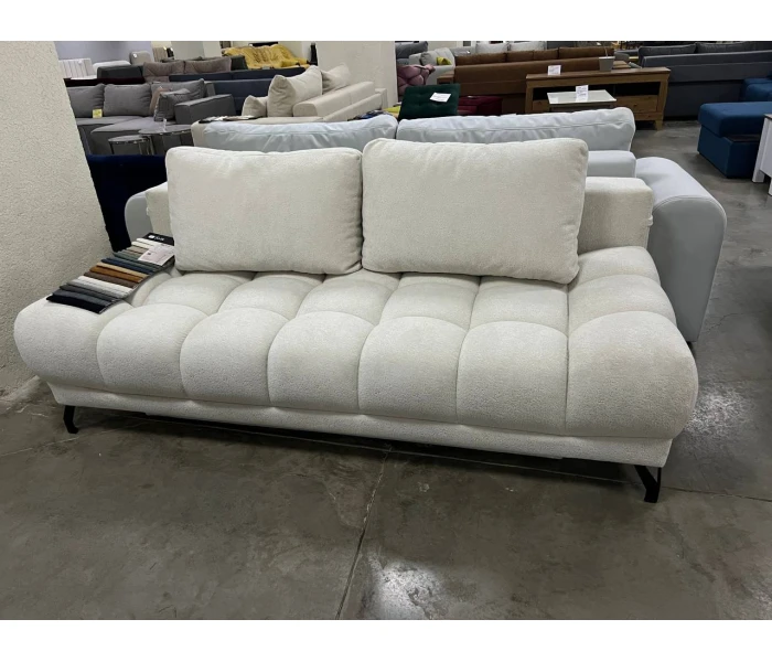 Прямой кремовый диван с высокими металлическими ножками