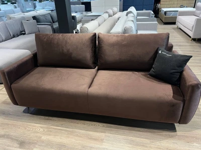 Коричневый минималистичный диван на низкой основе