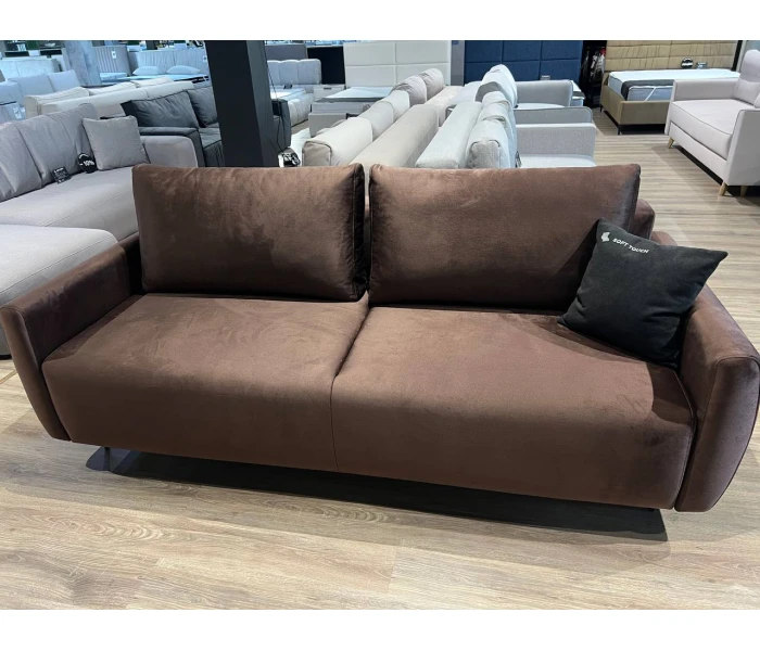 Коричневый минималистичный диван на низкой основе