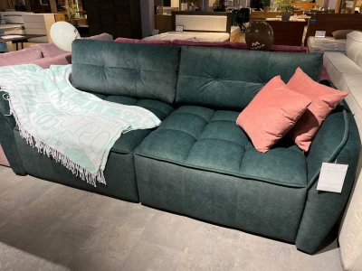 Двухсекционный диван с объемными блоками и стеганым сиденьем