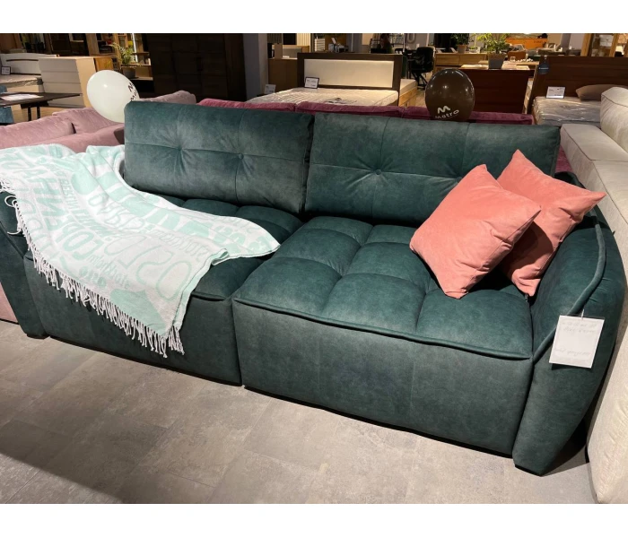 Двухсекционный диван с объемными блоками и стеганым сиденьем