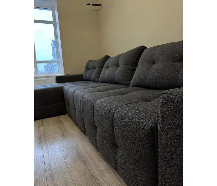 Кутовий диван з широкими підлокітниками