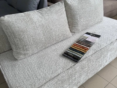 Лаконичный диван без подлокотников из прочной мебельной ткани