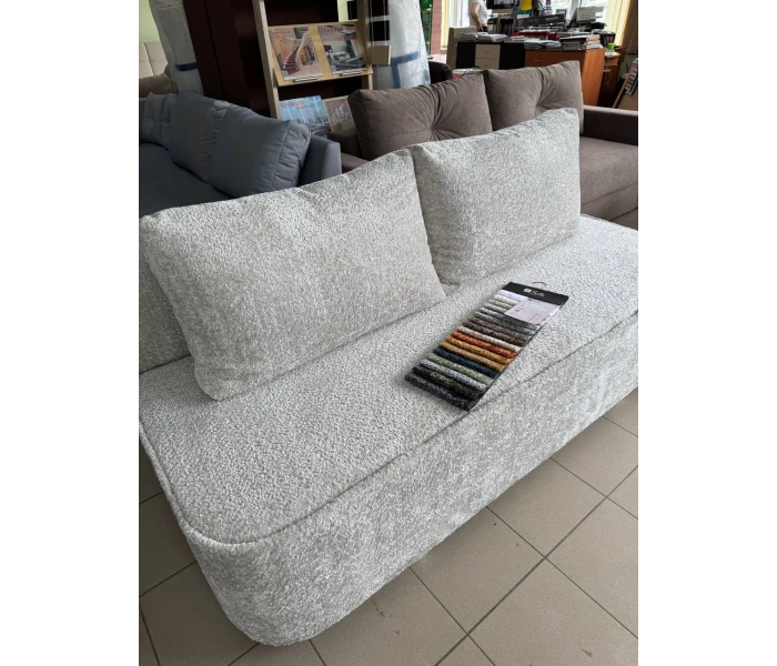 Лаконичный диван без подлокотников из прочной мебельной ткани