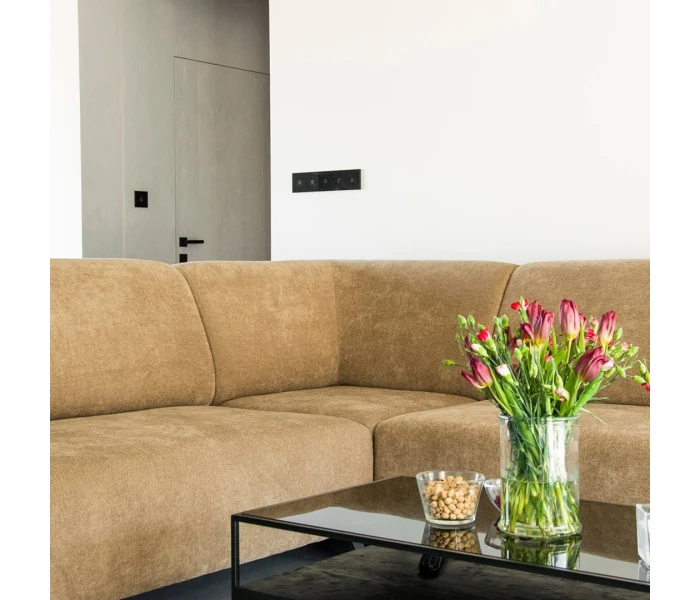 Низький кутовий диван на металевих ніжках