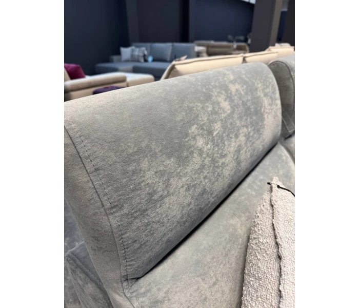 L-образный диван с сегментированной прошивкой и широким подлокотником