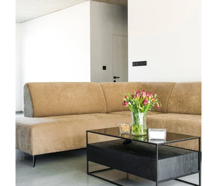 Низький кутовий диван на металевих ніжках