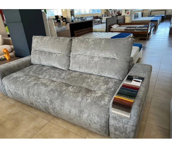 Сучасний диван з широким посадковим місцем та м'якими об'ємними формами