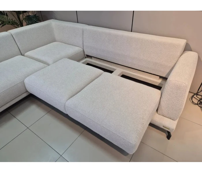 Білий кутовий диван з інтегрованою дерев'яною підставкою