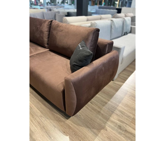 Коричневый минималистичный диван на низкой основе