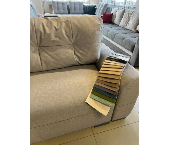 Лаконічний диван у стилі софт-мінімалізм, світло-сірий текстиль