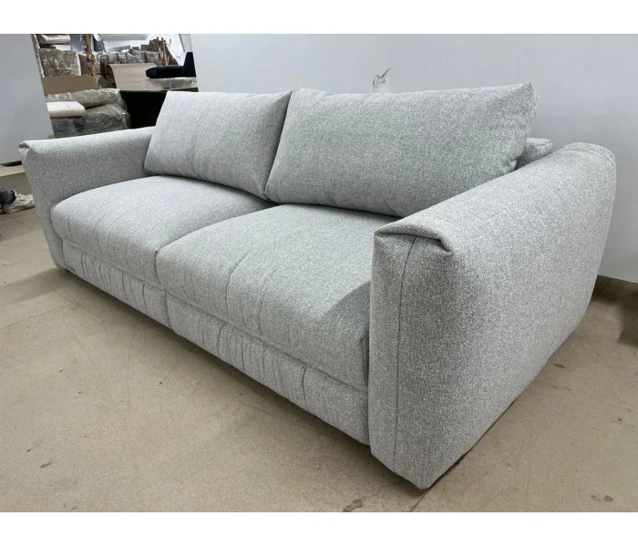 Раскладной диван с мягкими подлокотниками