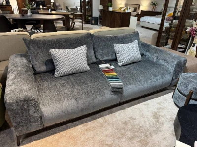 Диван-двійка з глибокою посадкою та тонкими металевими опорами