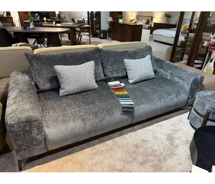 Диван-двійка з глибокою посадкою та тонкими металевими опорами